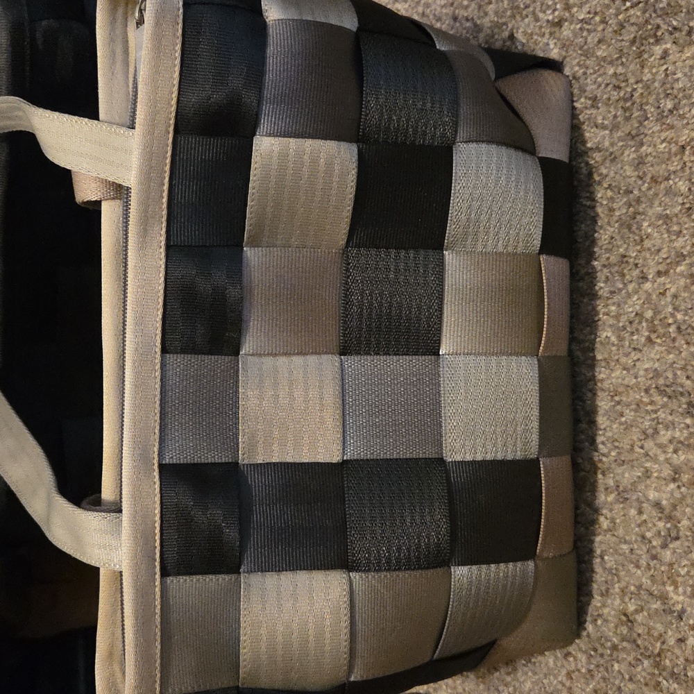 Harvey's Seatbelt Purse- EUC